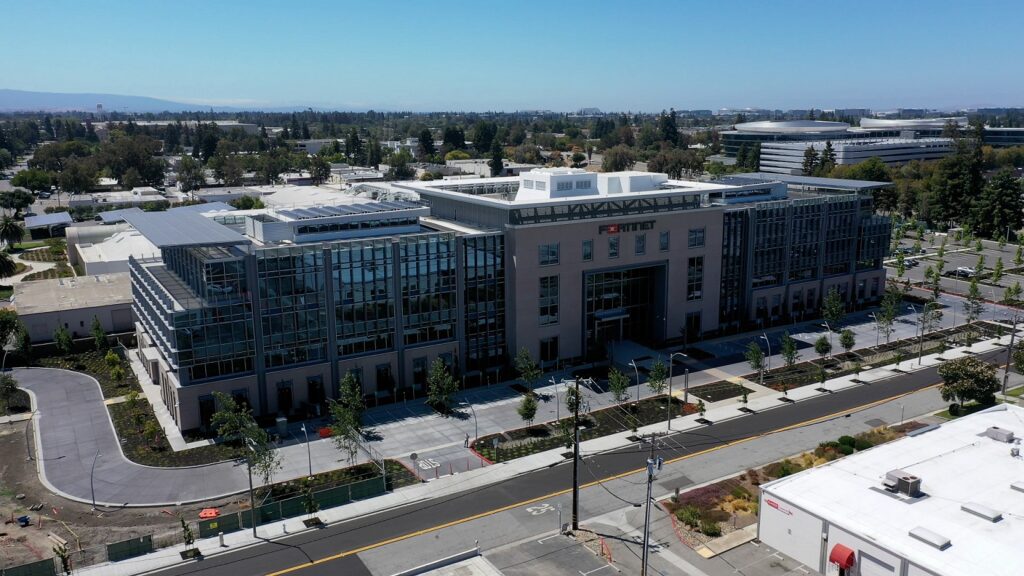 Fortinet presenta FortiOS 8.0 per espandere il Secure Networking