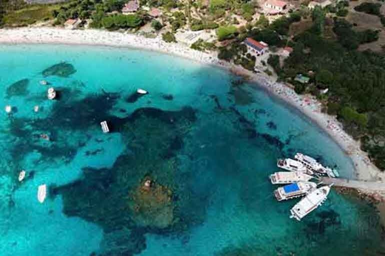LA MADDALENA, L’INCREDIBILE VIA DELLA SOSTENIBILITÀ: IL PARCO PREMIA LE BARCHE A MOTORE RISPETTO ALLA VELA